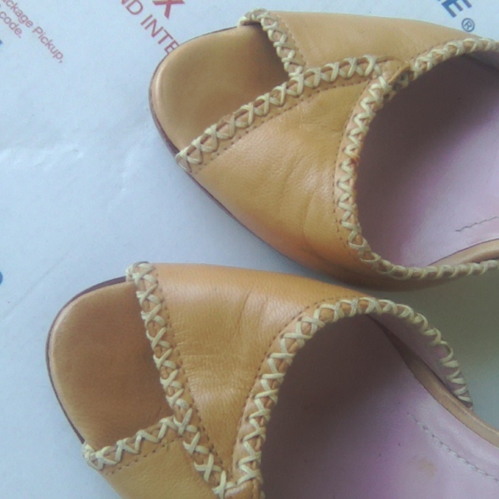 BCBGMAXAZRIA Leather high heels in excellent condition.Size 7.5 B.MSRP $ 259 - Picture 2 of 9